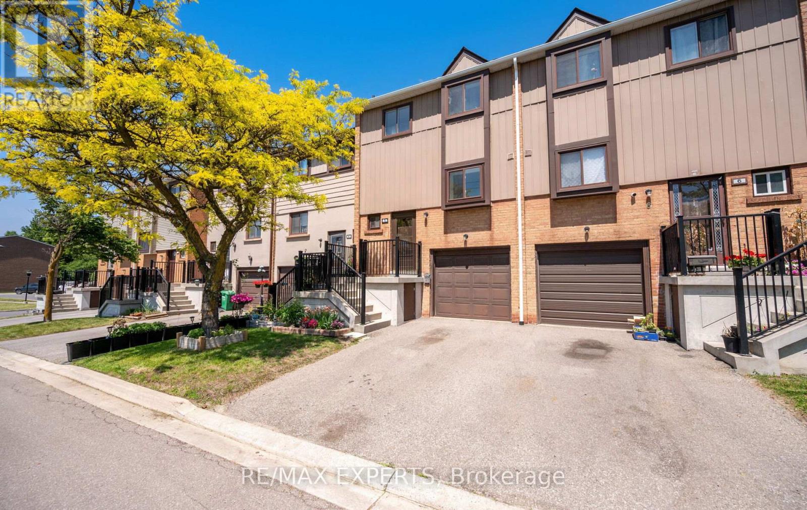 5 Moregate Crescent, Brampton, Ontario  L6S 3K9 - Photo 2 - W13241452