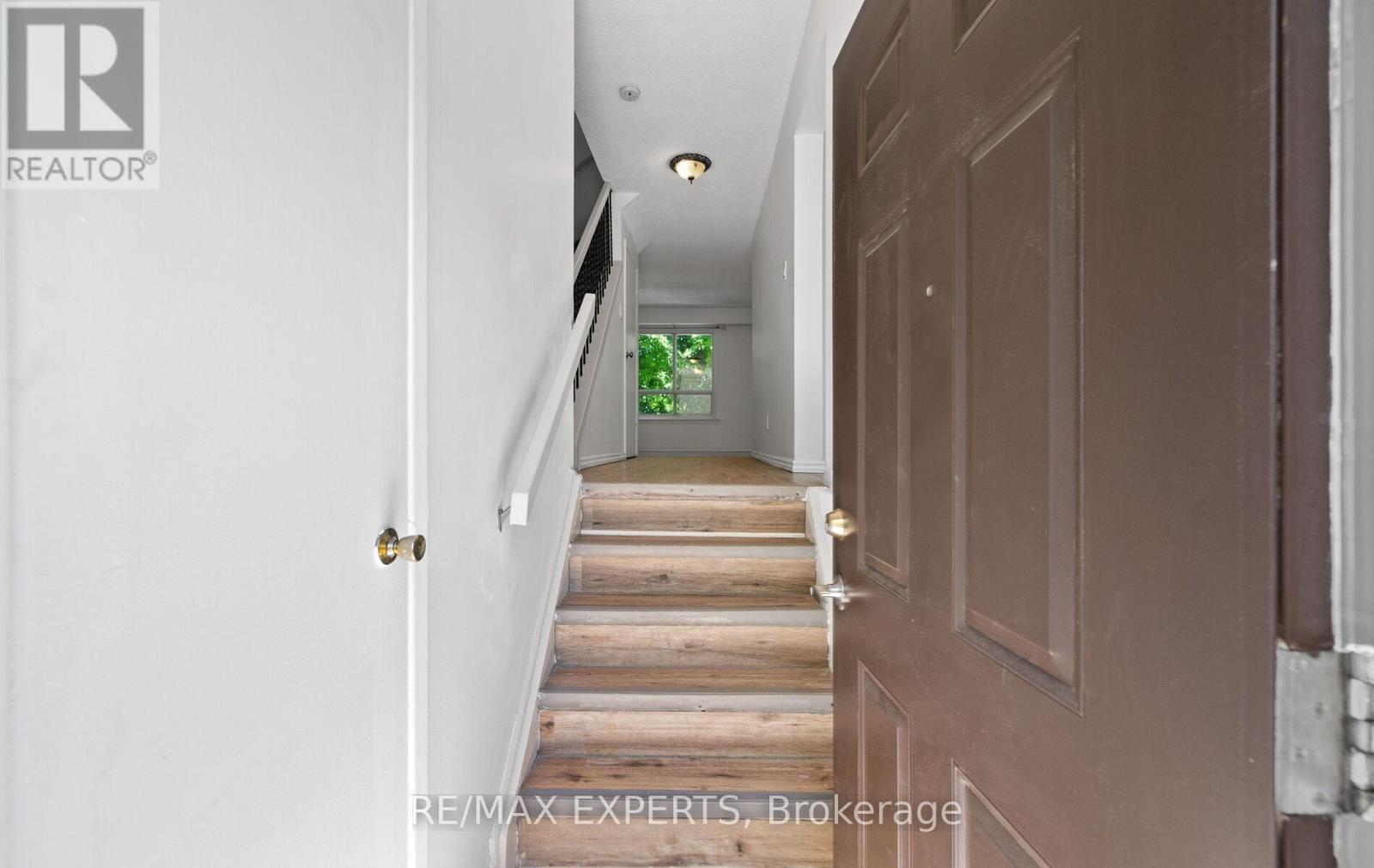 5 Moregate Crescent, Brampton, Ontario  L6S 3K9 - Photo 4 - W13241452