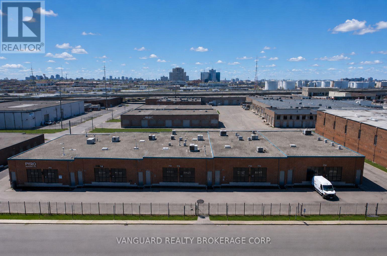 102 Martin Ross Avenue, Toronto, Ontario  M3J 2L4 - Photo 6 - W12478097