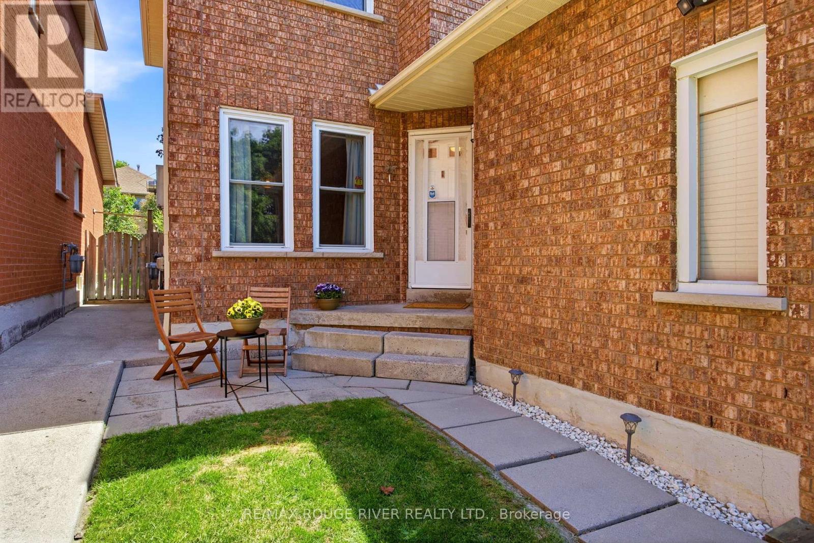 25 Cobblestone Drive, Whitby, Ontario  L1R 2A4 - Photo 3 - E13241588