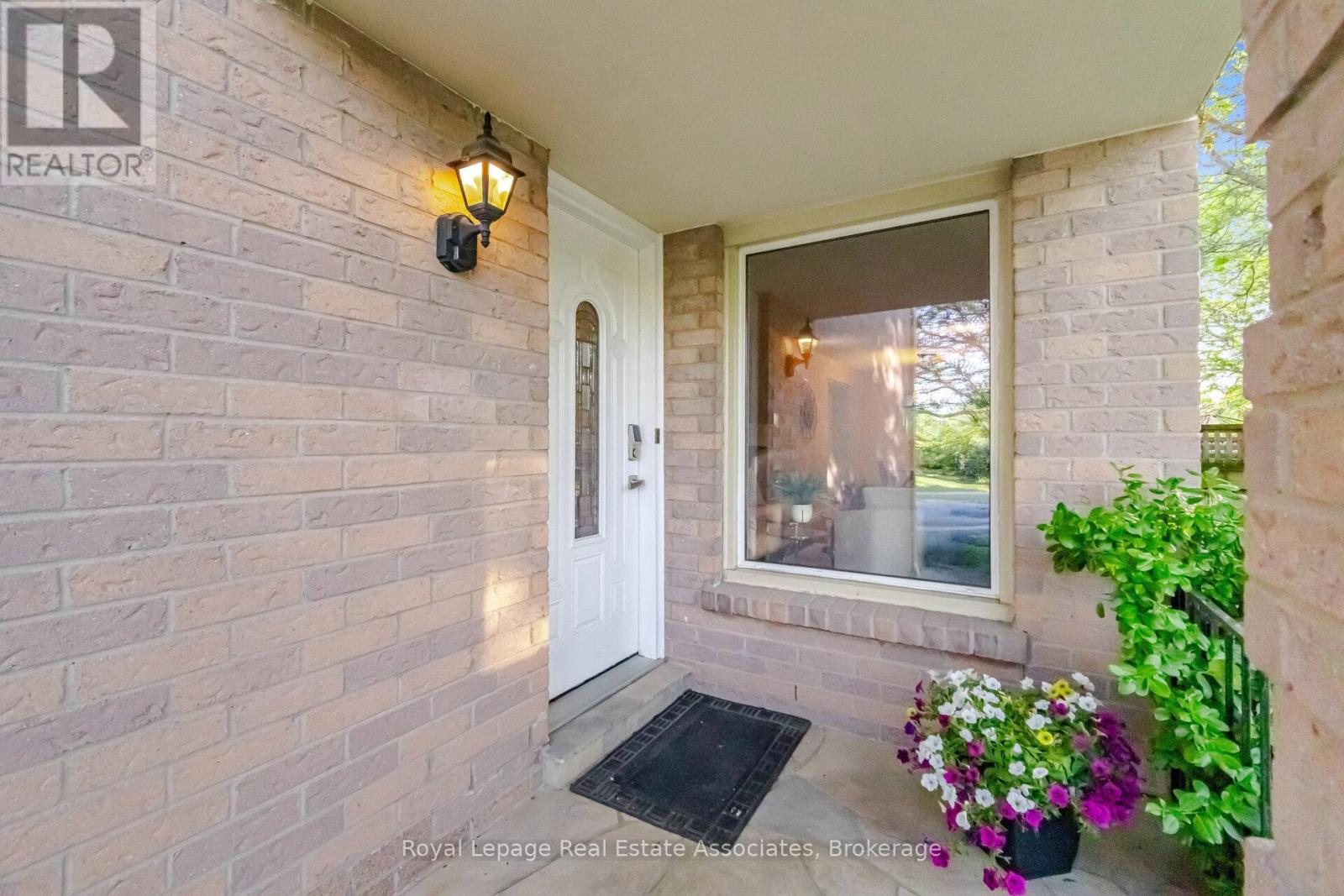 1308 Valerie Crescent, Oakville, Ontario  L6J 7E2 - Photo 4 - W13241624