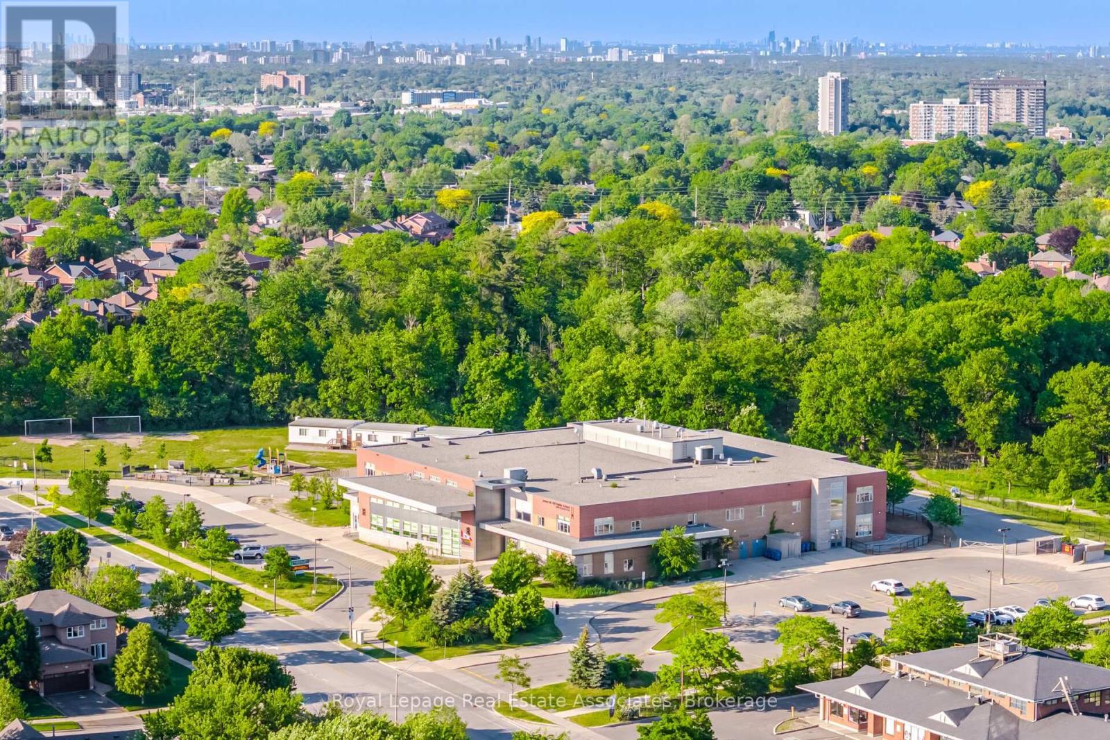 1308 Valerie Crescent, Oakville, Ontario  L6J 7E2 - Photo 47 - W13241624