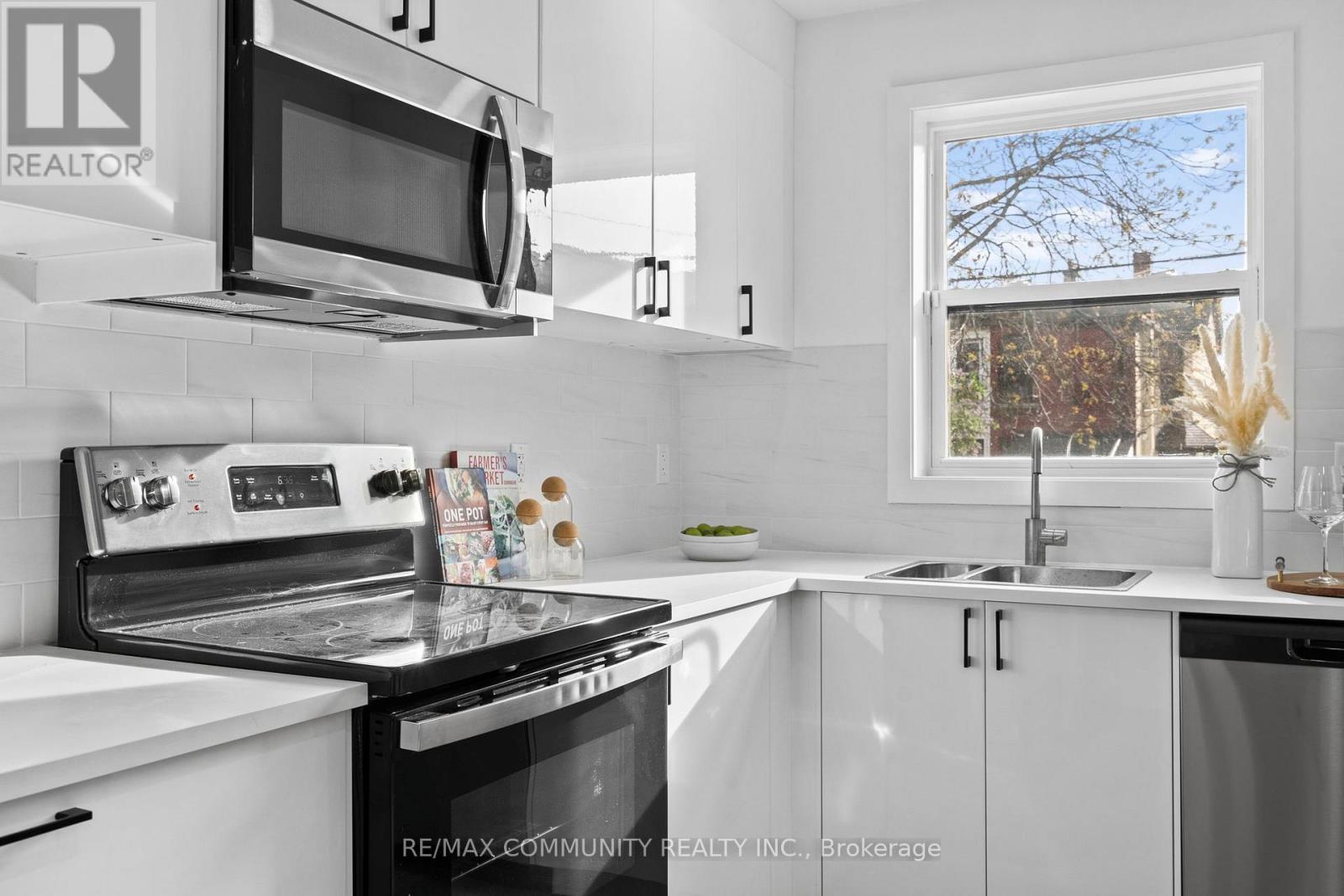 340 Albany Avenue, Toronto, Ontario  M5R 3C9 - Photo 4 - C13241962