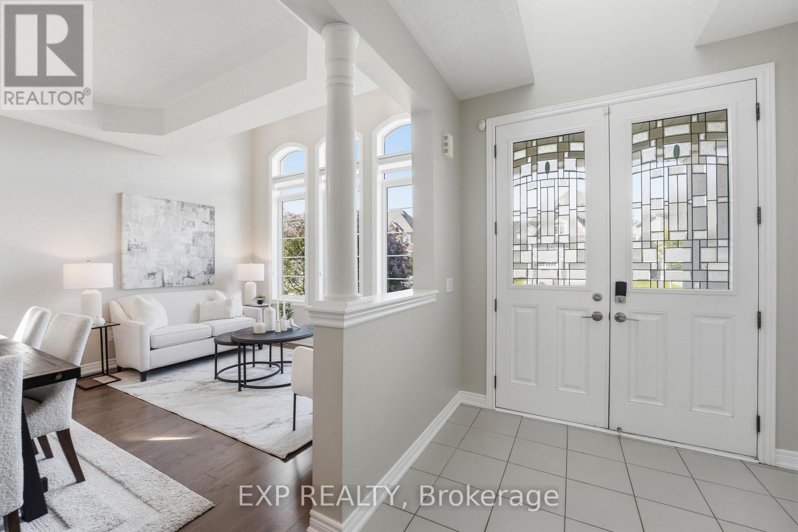 25 Manor Forest Road, East Gwillimbury (Mt Albert), Ontario  L0G 1M0 - Photo 2 - N13241748