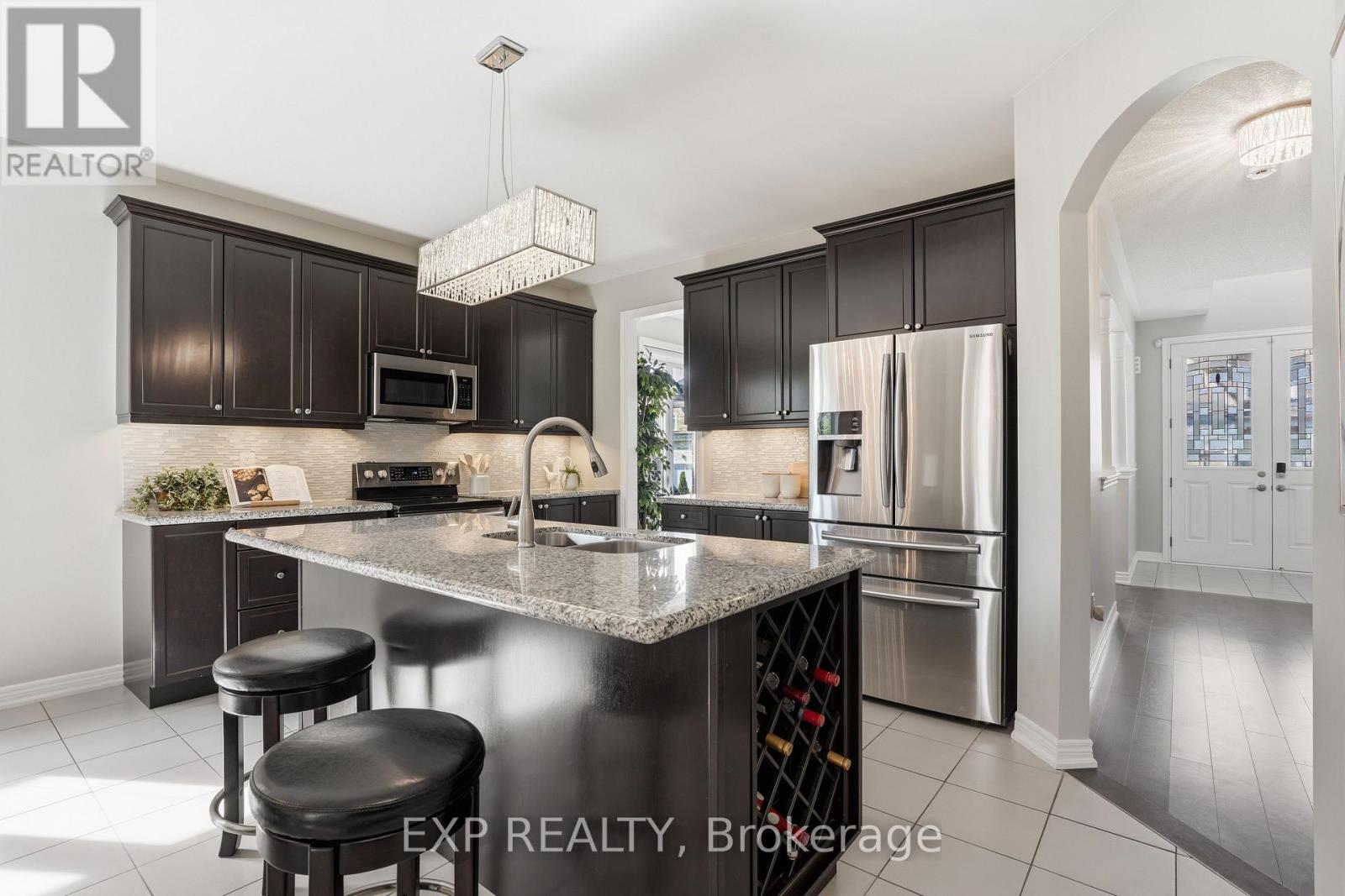25 Manor Forest Road, East Gwillimbury (Mt Albert), Ontario  L0G 1M0 - Photo 7 - N13241748