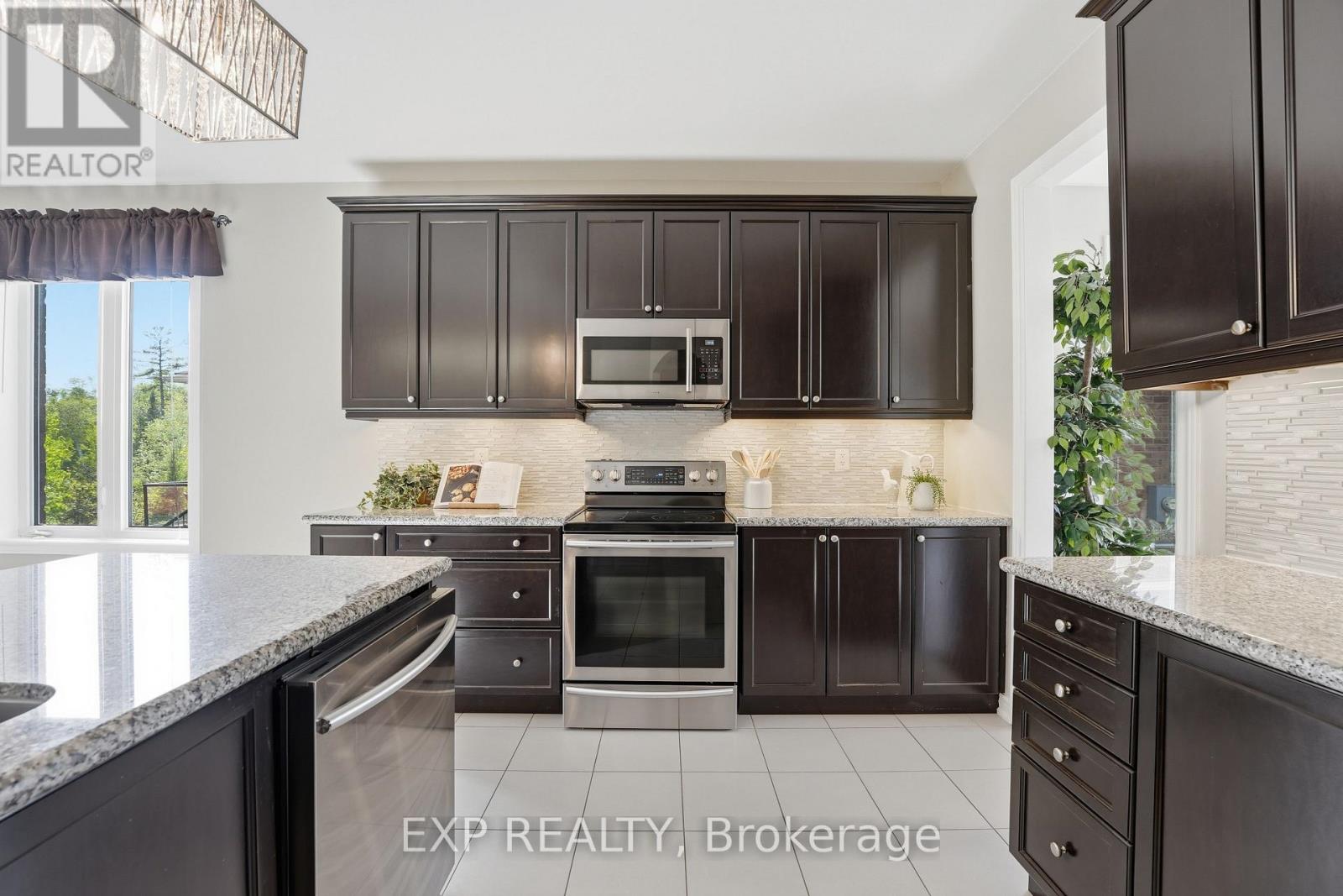 25 Manor Forest Road, East Gwillimbury (Mt Albert), Ontario  L0G 1M0 - Photo 8 - N13241748