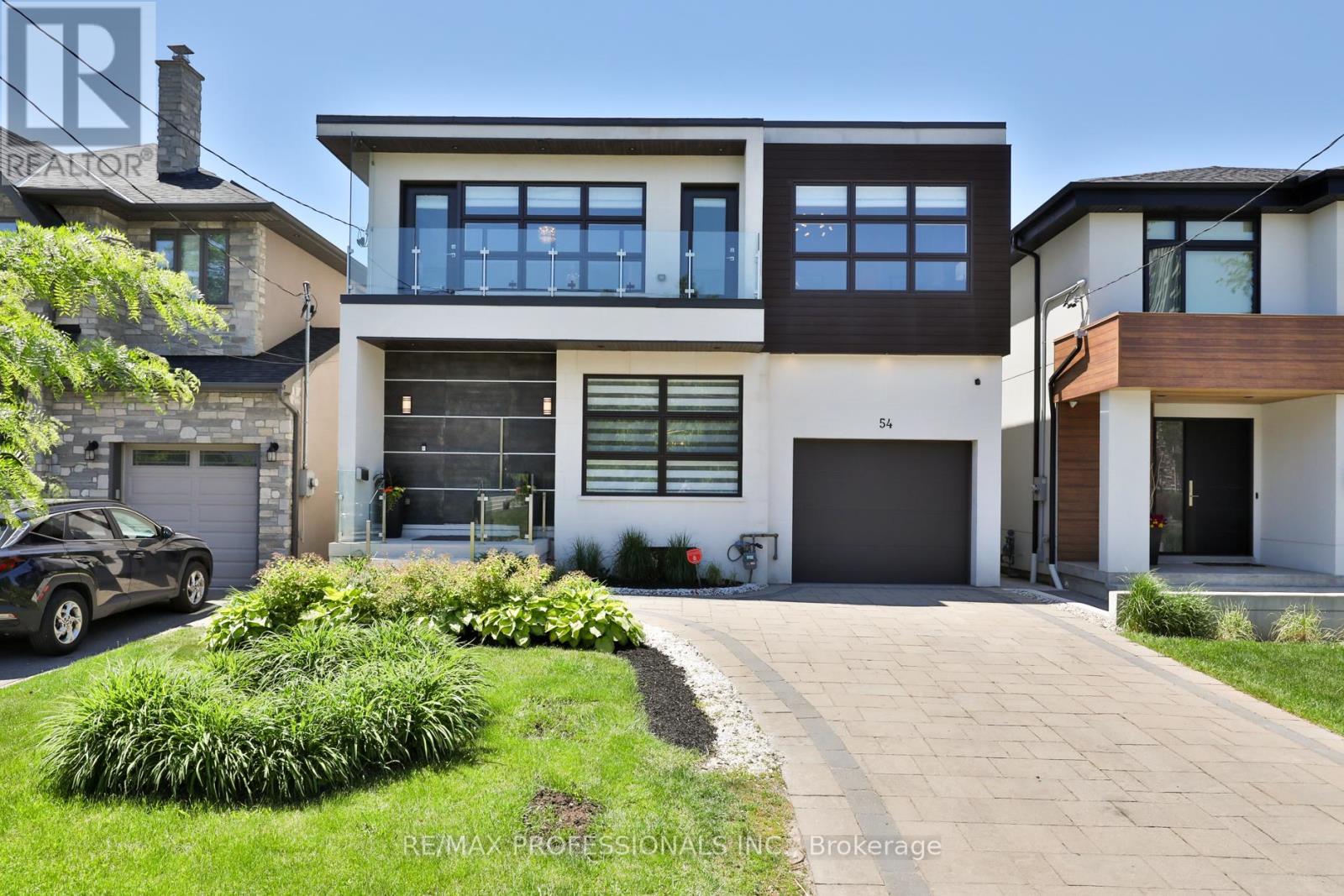 <div class="slider-price">$2,880,000</div><p>54 Renown Road, Toronto, Ontario</p>