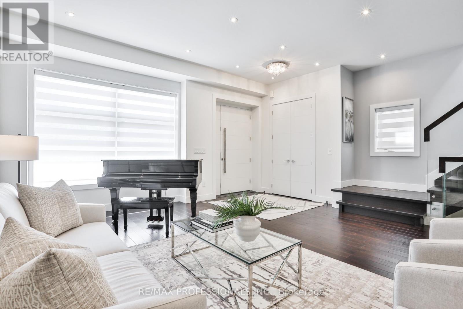 54 Renown Road, Toronto, Ontario  M9A 2E5 - Photo 4 - W13241926