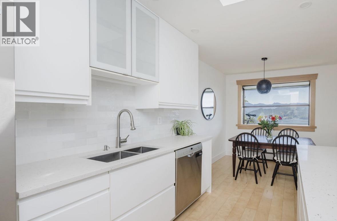 11 694 School Road, Gibsons, British Columbia  V0N 1V9 - Photo 7 - R3131657