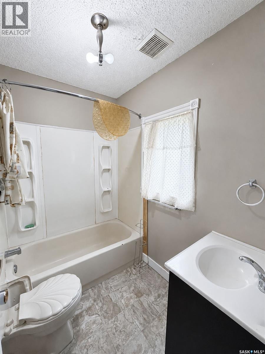 415 8th Street E, Prince Albert, Saskatchewan  S6V 0V8 - Photo 8 - SK038302