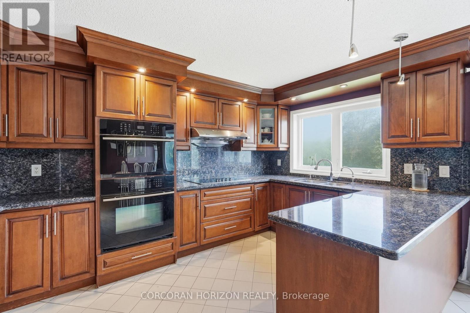 18 Curtis Crescent, King, Ontario  L7B 1C3 - Photo 10 - N13242386