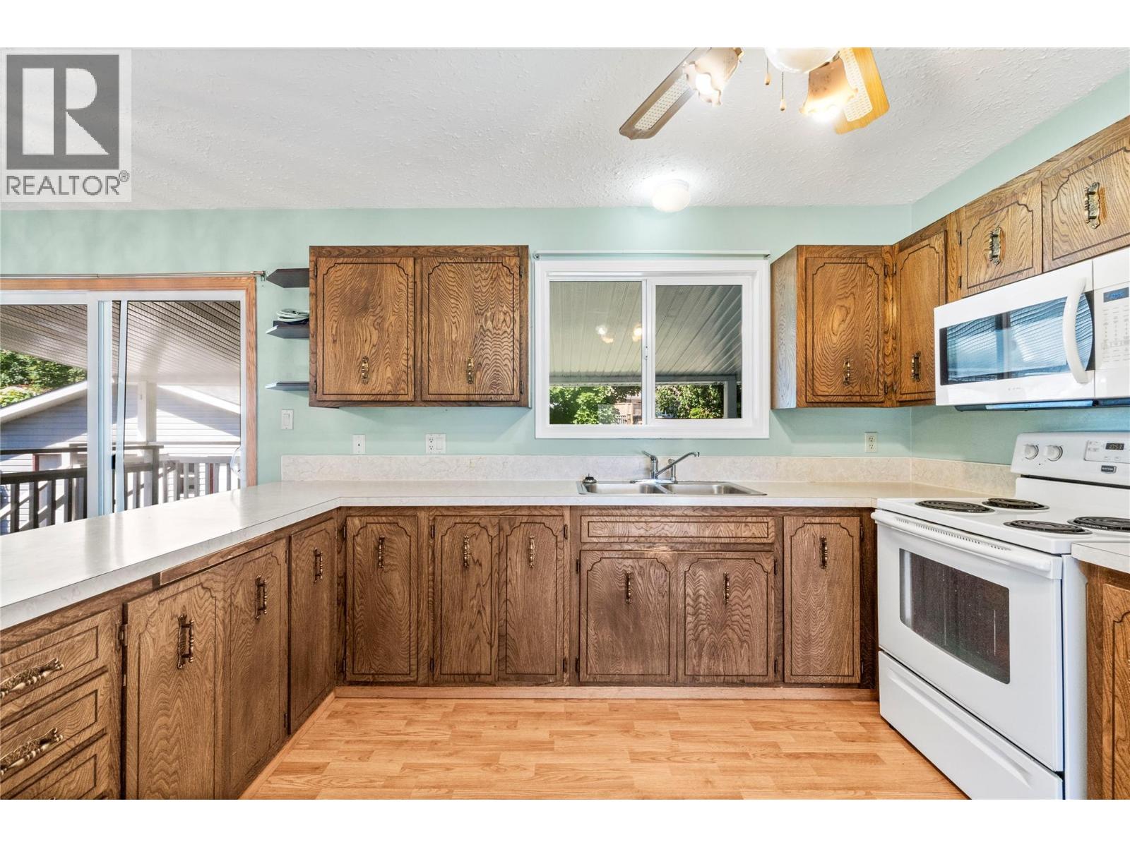 851 26 Street SE, Salmon Arm, British Columbia  V1E 2H6 - Photo 4 - 10389410