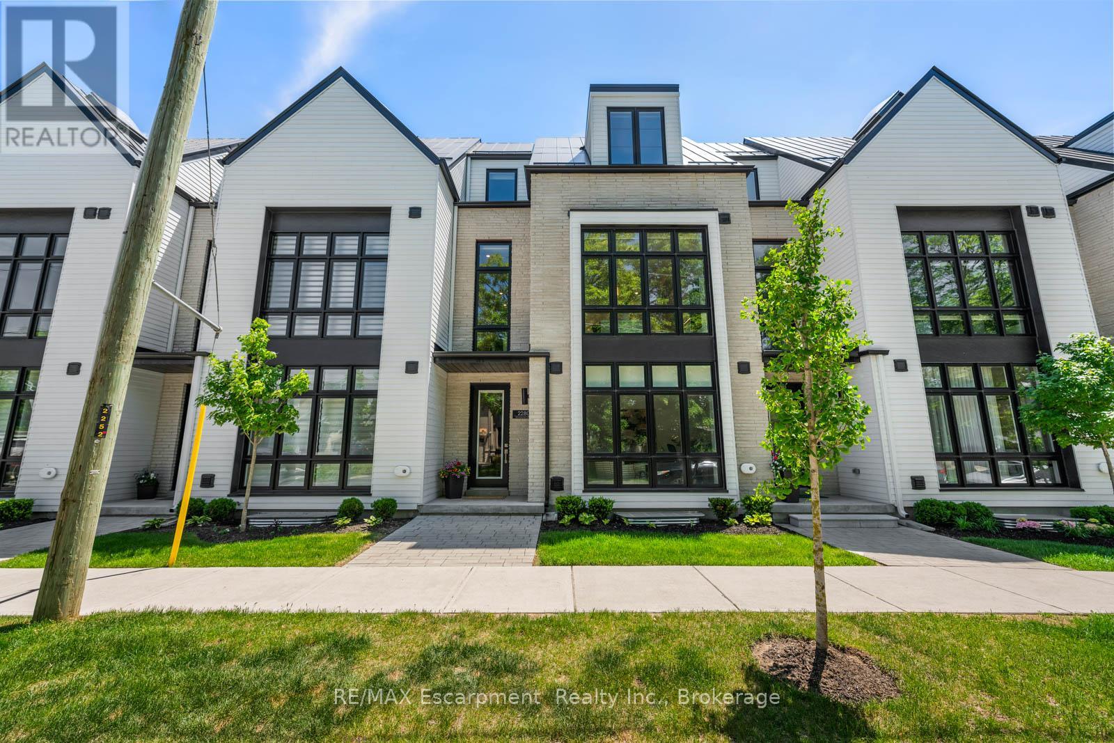 2280 Sovereign Street, Oakville, Ontario  L6L 0H9 - Photo 2 - W13242730