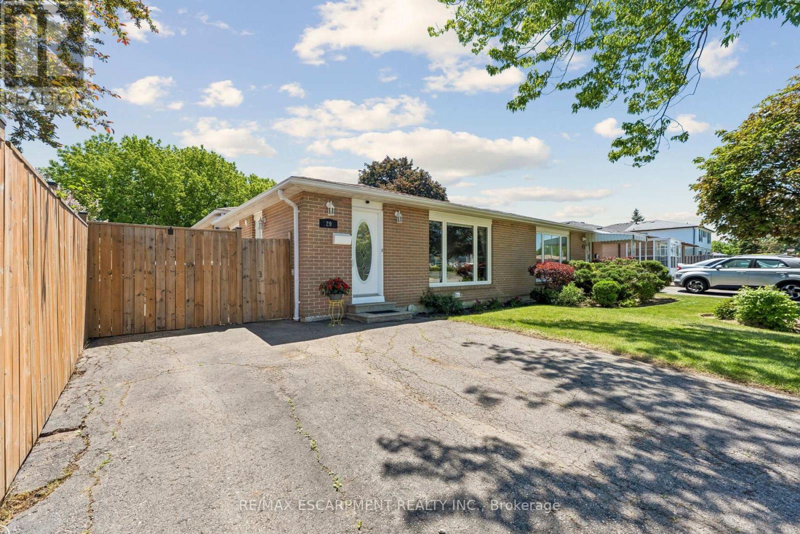 29 Deeside Crescent, Brampton, Ontario  L6T 3L8 - Photo 2 - W13242594
