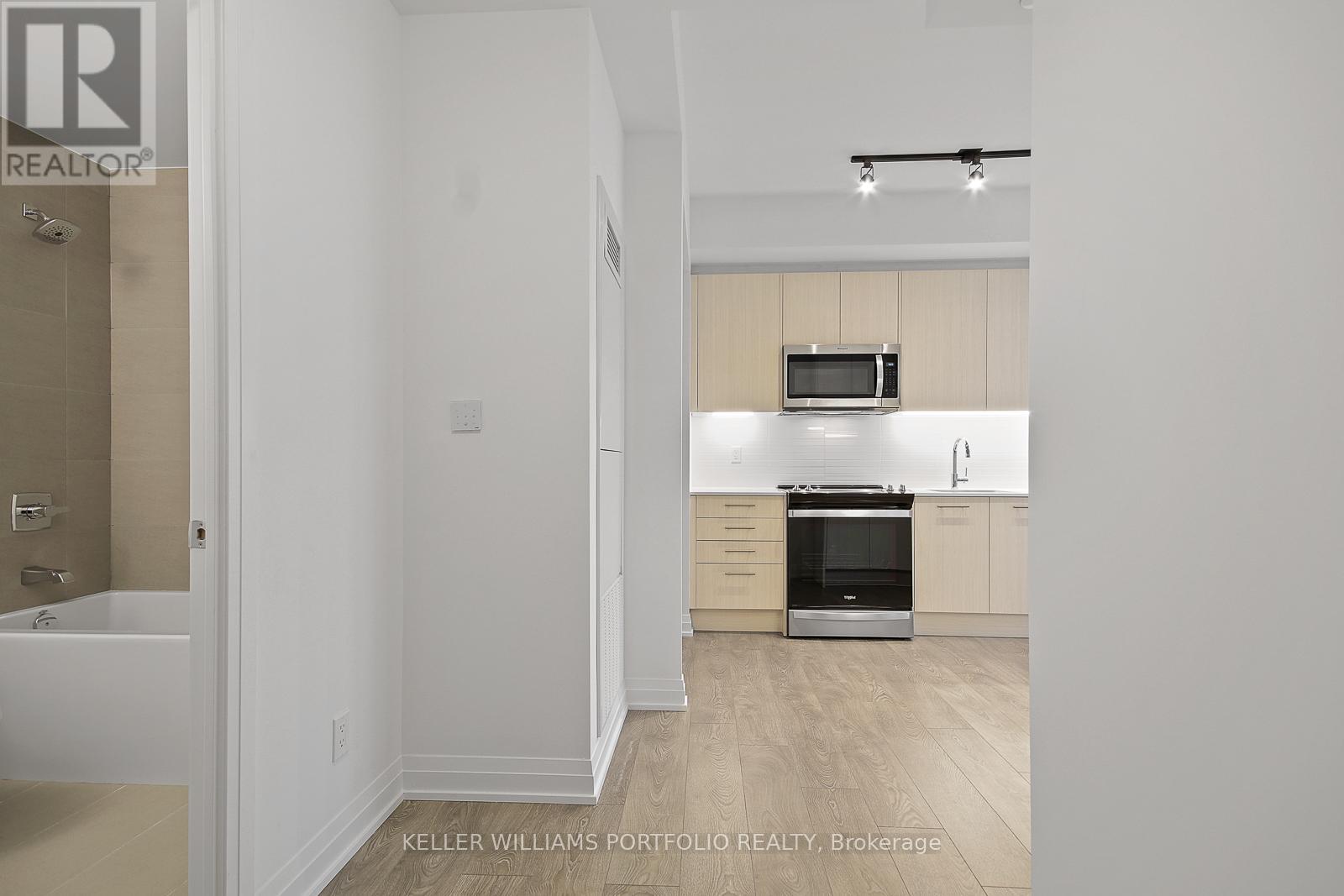 914 - 286 Main Street, Toronto, Ontario  M4C 0B3 - Photo 2 - E13242716