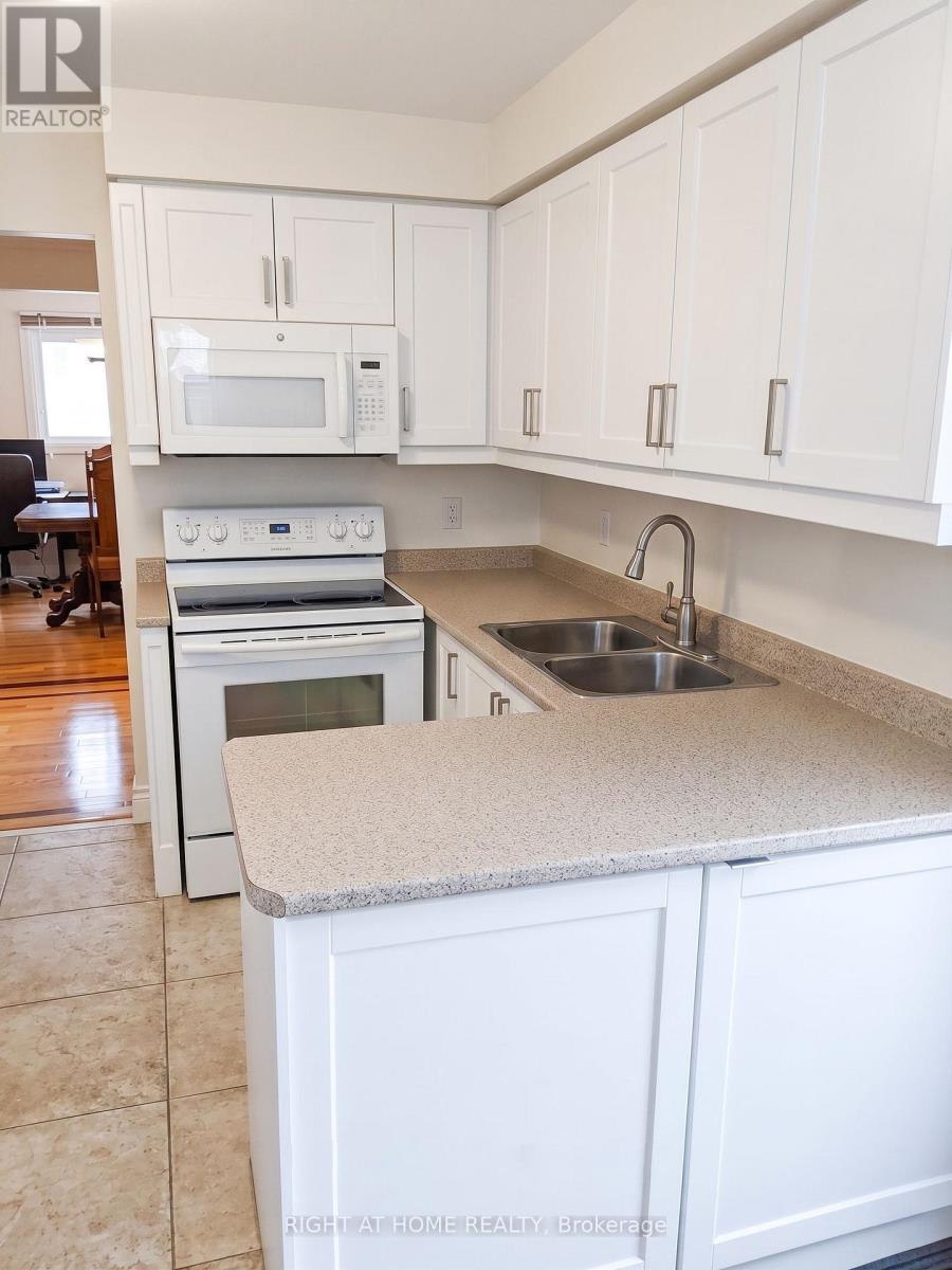 505 London Road, Newmarket, Ontario  L3Y 6E4 - Photo 3 - N13243004