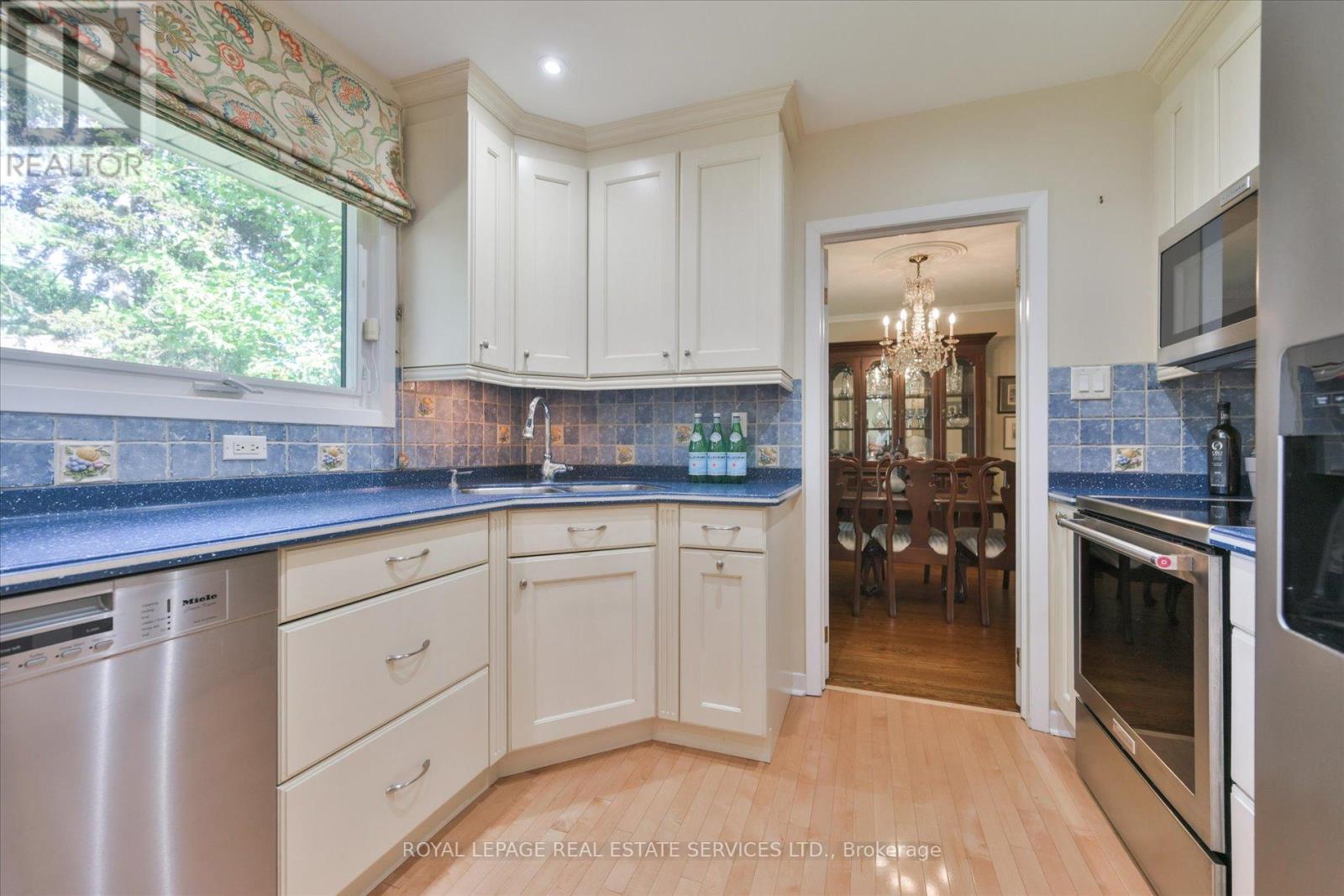 49 Pettit Drive, Toronto, Ontario  M9R 2W6 - Photo 13 - W13242732