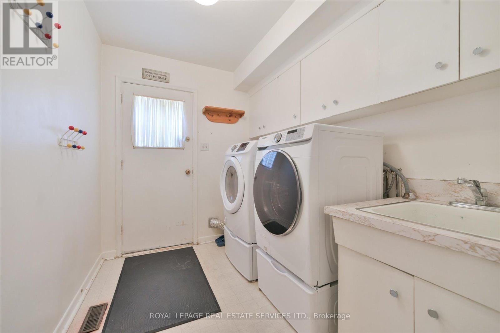 49 Pettit Drive, Toronto, Ontario  M9R 2W6 - Photo 20 - W13242732