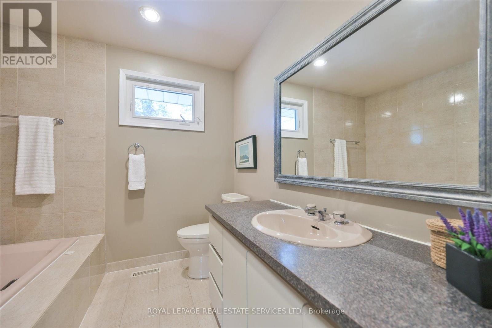 49 Pettit Drive, Toronto, Ontario  M9R 2W6 - Photo 32 - W13242732