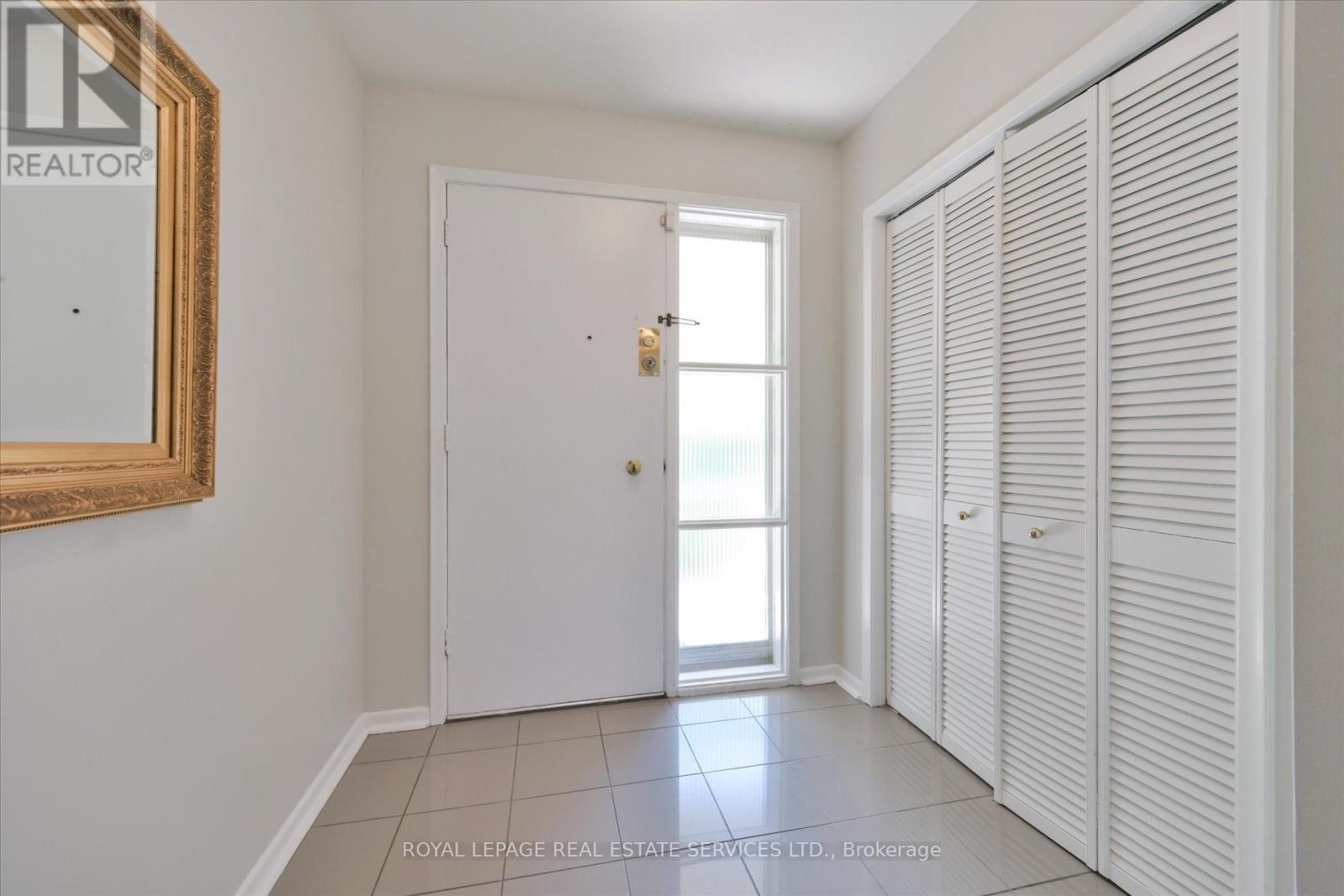 49 Pettit Drive, Toronto, Ontario  M9R 2W6 - Photo 4 - W13242732
