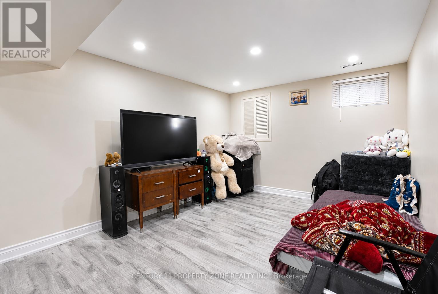 7652 Roselle Crescent, Mississauga, Ontario  L4T 3N2 - Photo 19 - W13242760