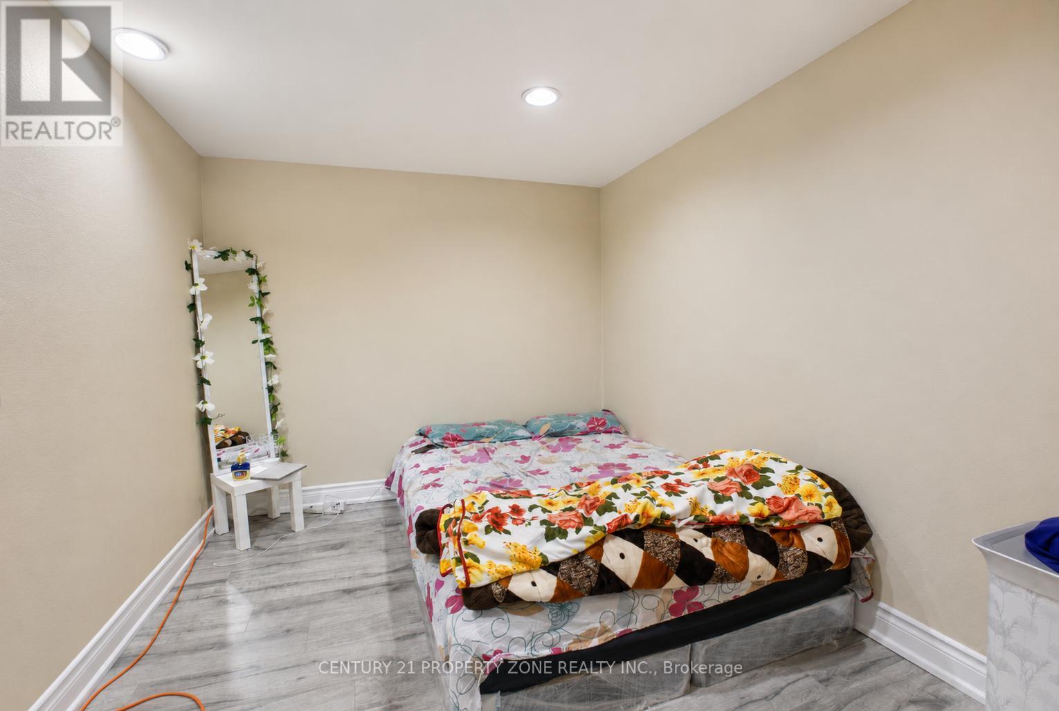 7652 Roselle Crescent, Mississauga, Ontario  L4T 3N2 - Photo 22 - W13242760