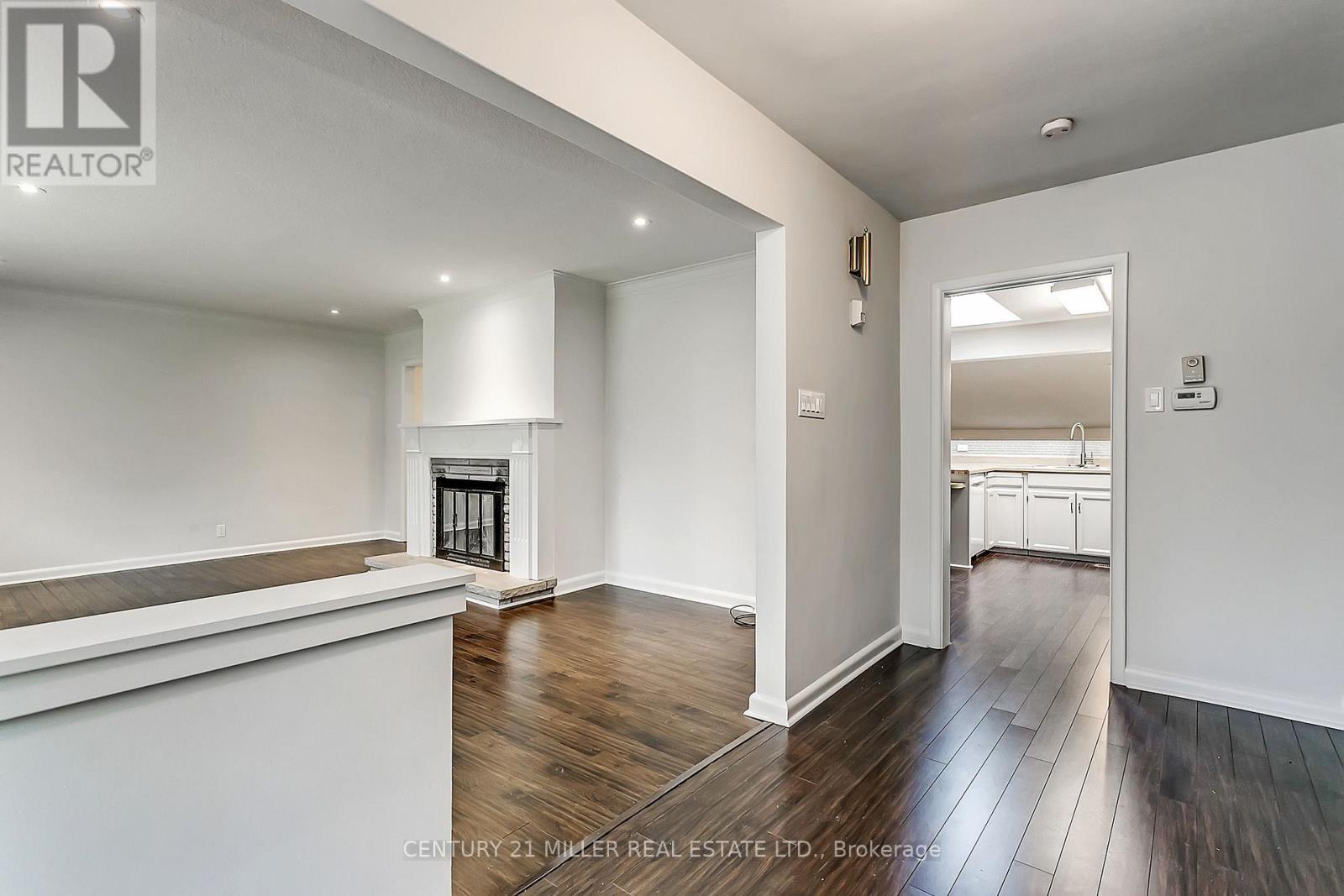 91 Ennisclare Drive E, Oakville, Ontario  L6J 4N3 - Photo 3 - W13242852