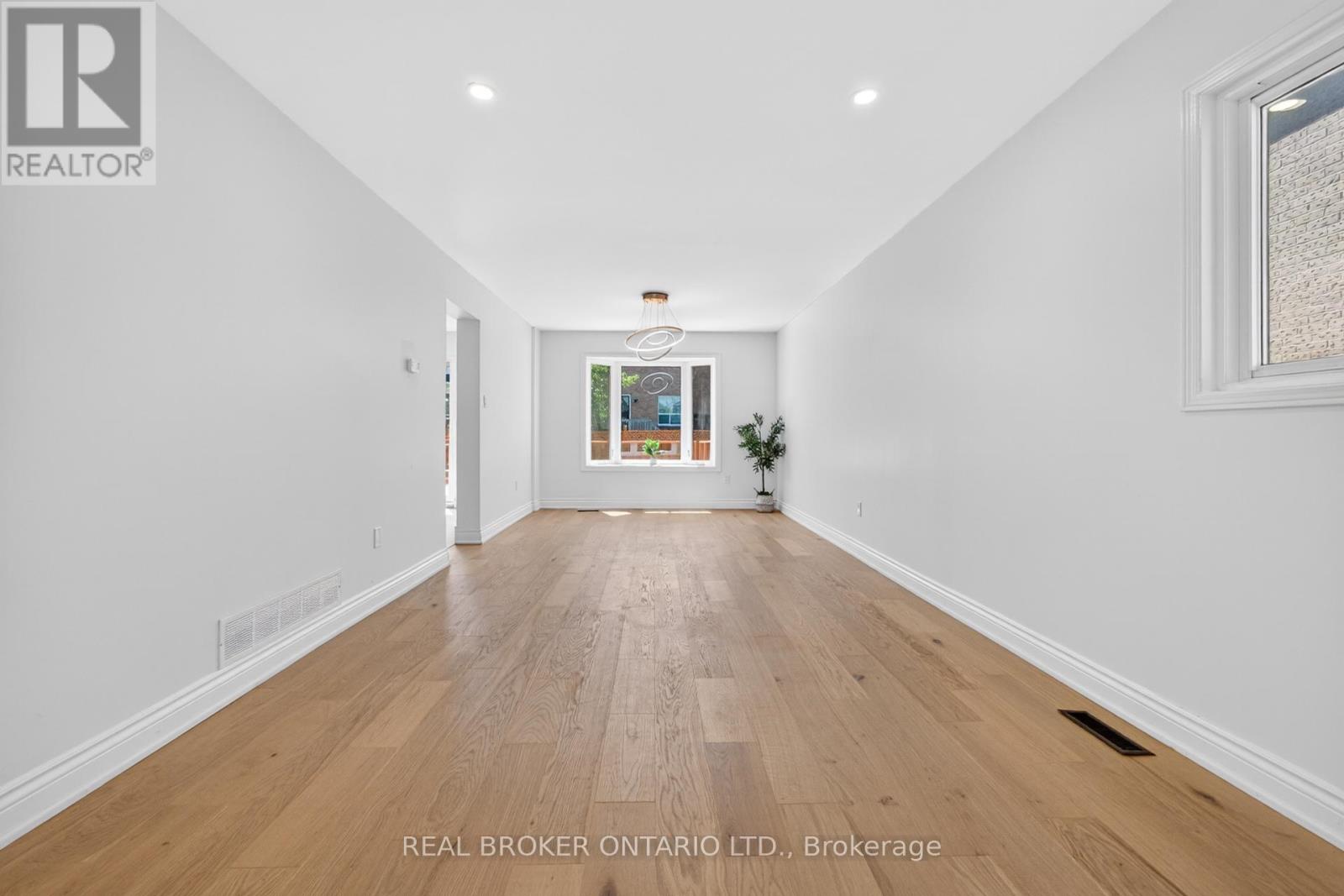 4326 Waterford Crescent, Mississauga, Ontario  L5R 2B2 - Photo 4 - W13242904