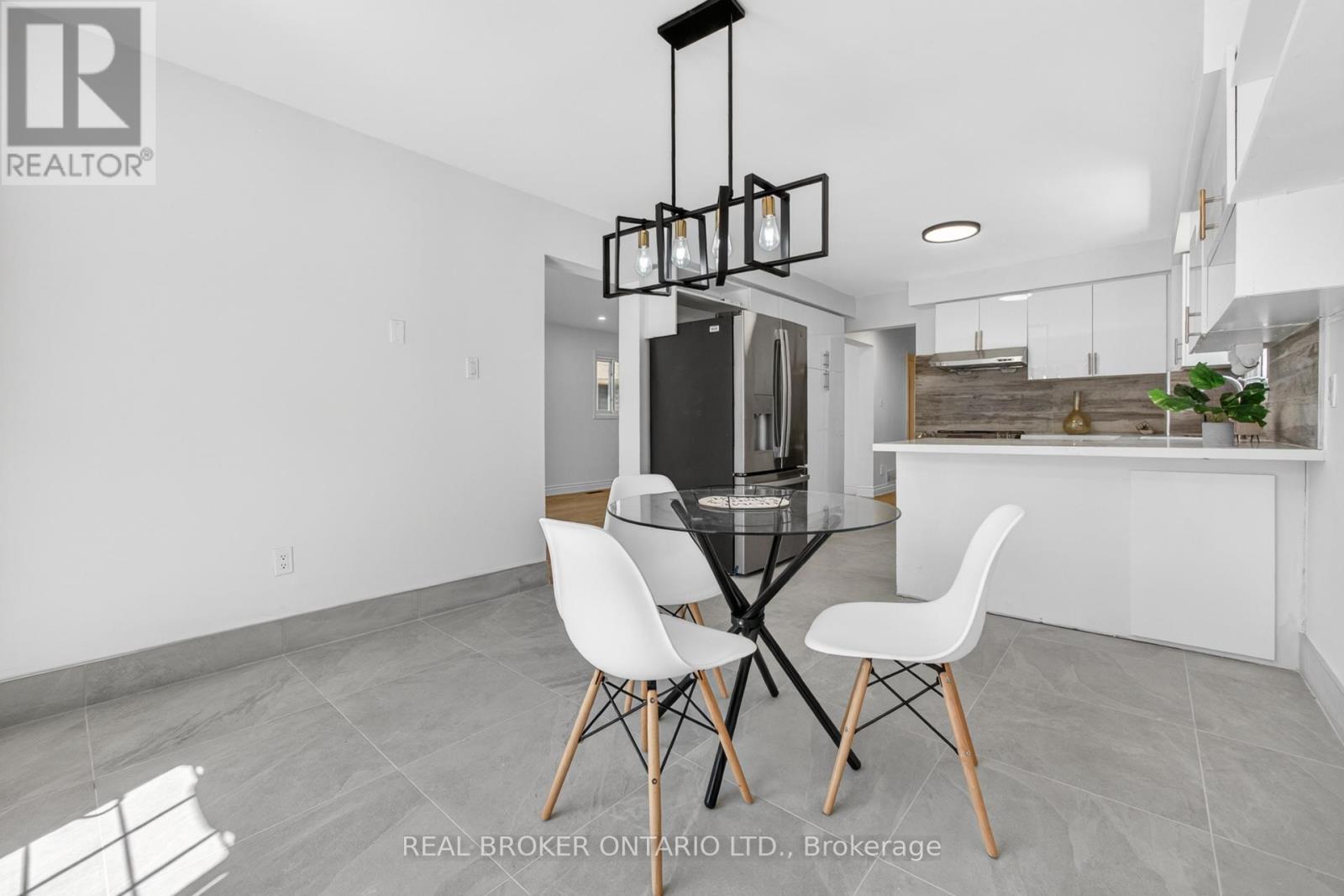 4326 Waterford Crescent, Mississauga, Ontario  L5R 2B2 - Photo 9 - W13242904