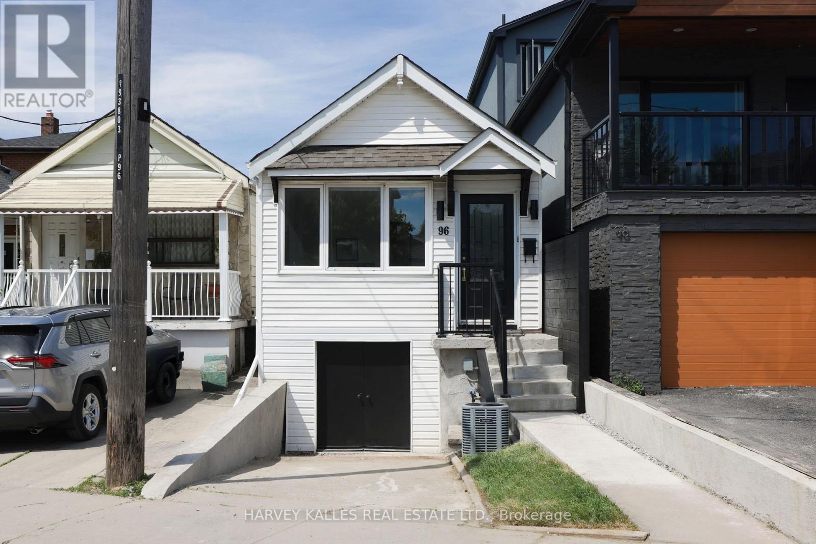 <div class="slider-price">$819,000</div><p>96 Ennerdale Road, Toronto, Ontario</p>