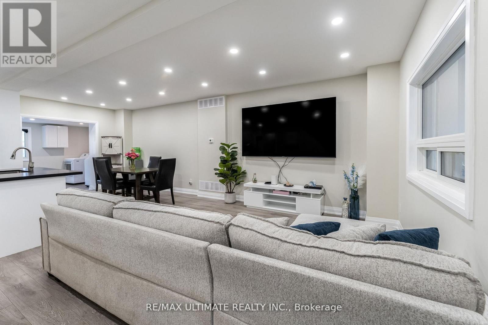 47 Mahoney Avenue, Toronto, Ontario  M6M 2H5 - Photo 4 - W13242984