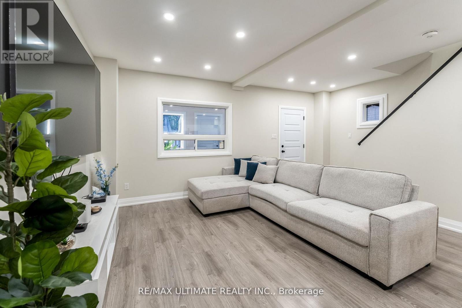 47 Mahoney Avenue, Toronto, Ontario  M6M 2H5 - Photo 5 - W13242984