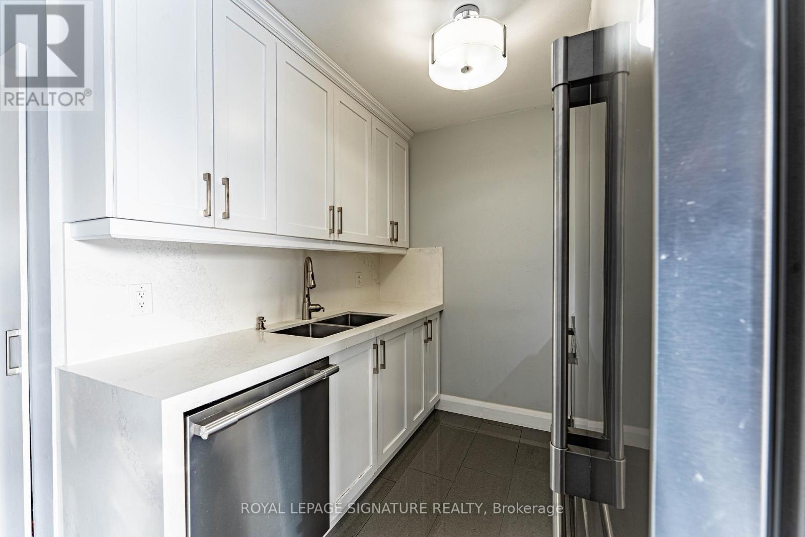 25 Hun Crescent, Toronto, Ontario  M9V 4G3 - Photo 11 - W13243006