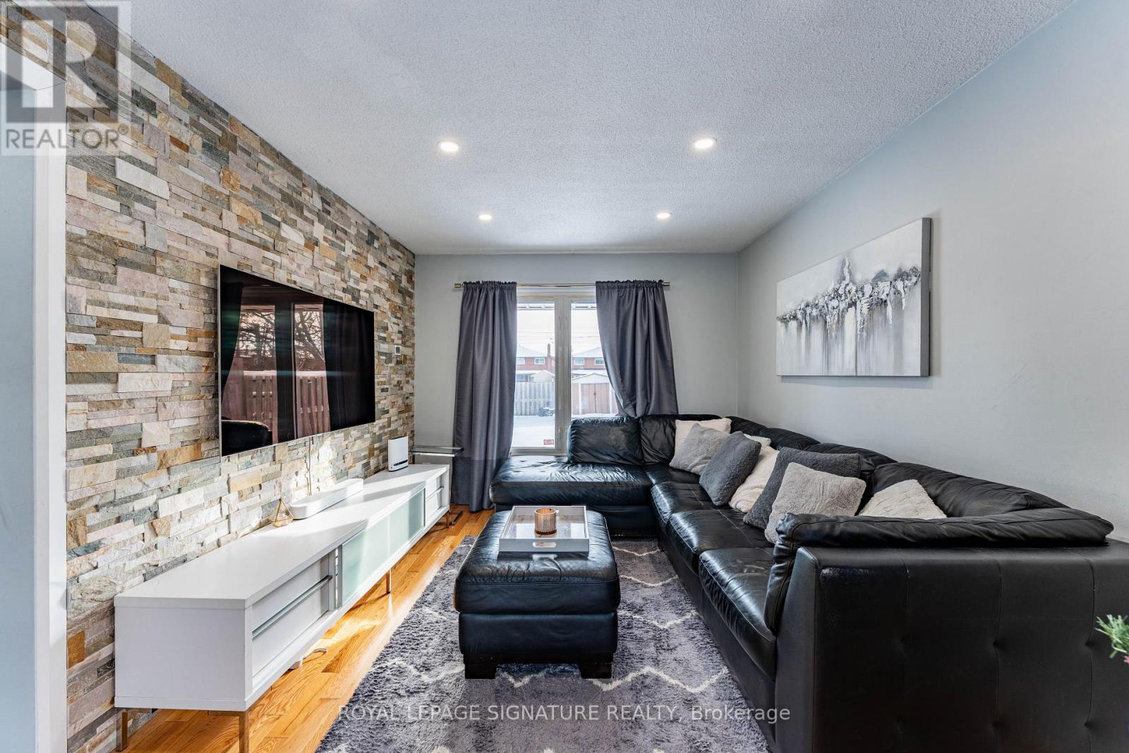 25 Hun Crescent, Toronto, Ontario  M9V 4G3 - Photo 18 - W13243006