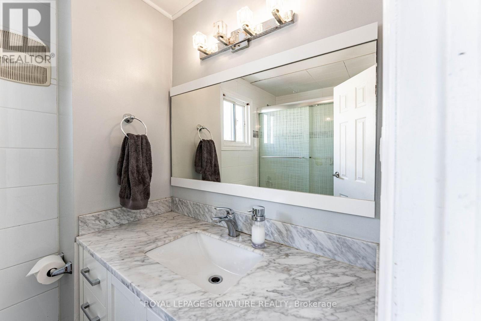 25 Hun Crescent, Toronto, Ontario  M9V 4G3 - Photo 35 - W13243006