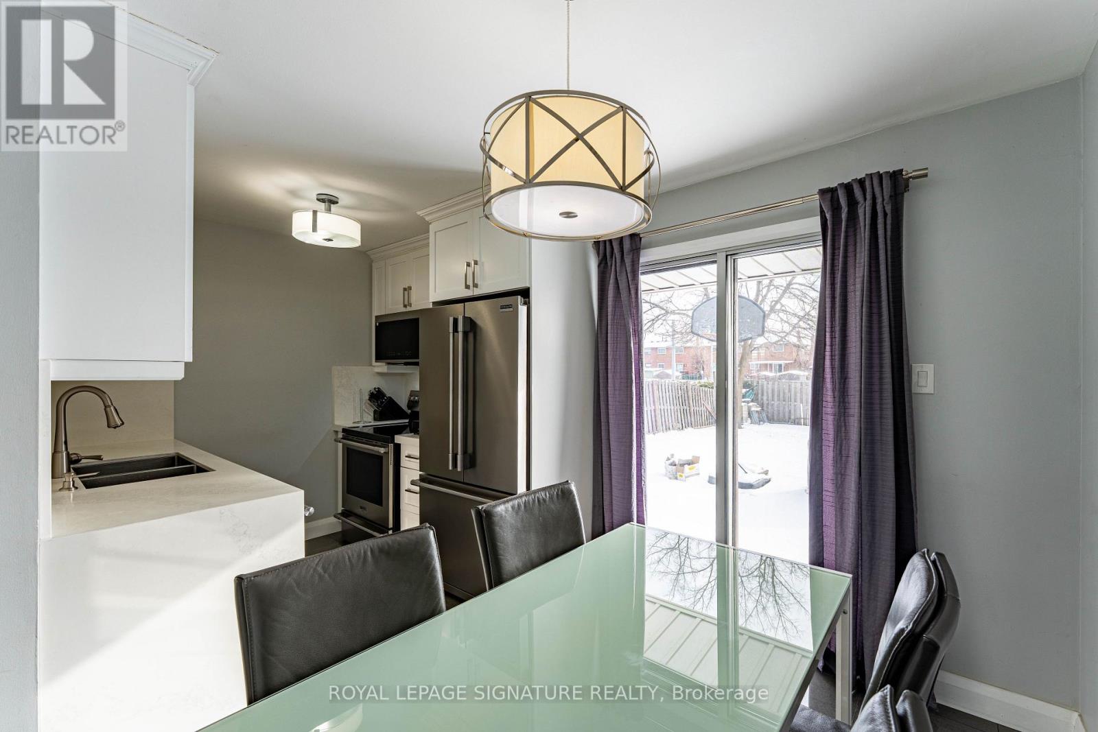 25 Hun Crescent, Toronto, Ontario  M9V 4G3 - Photo 8 - W13243006