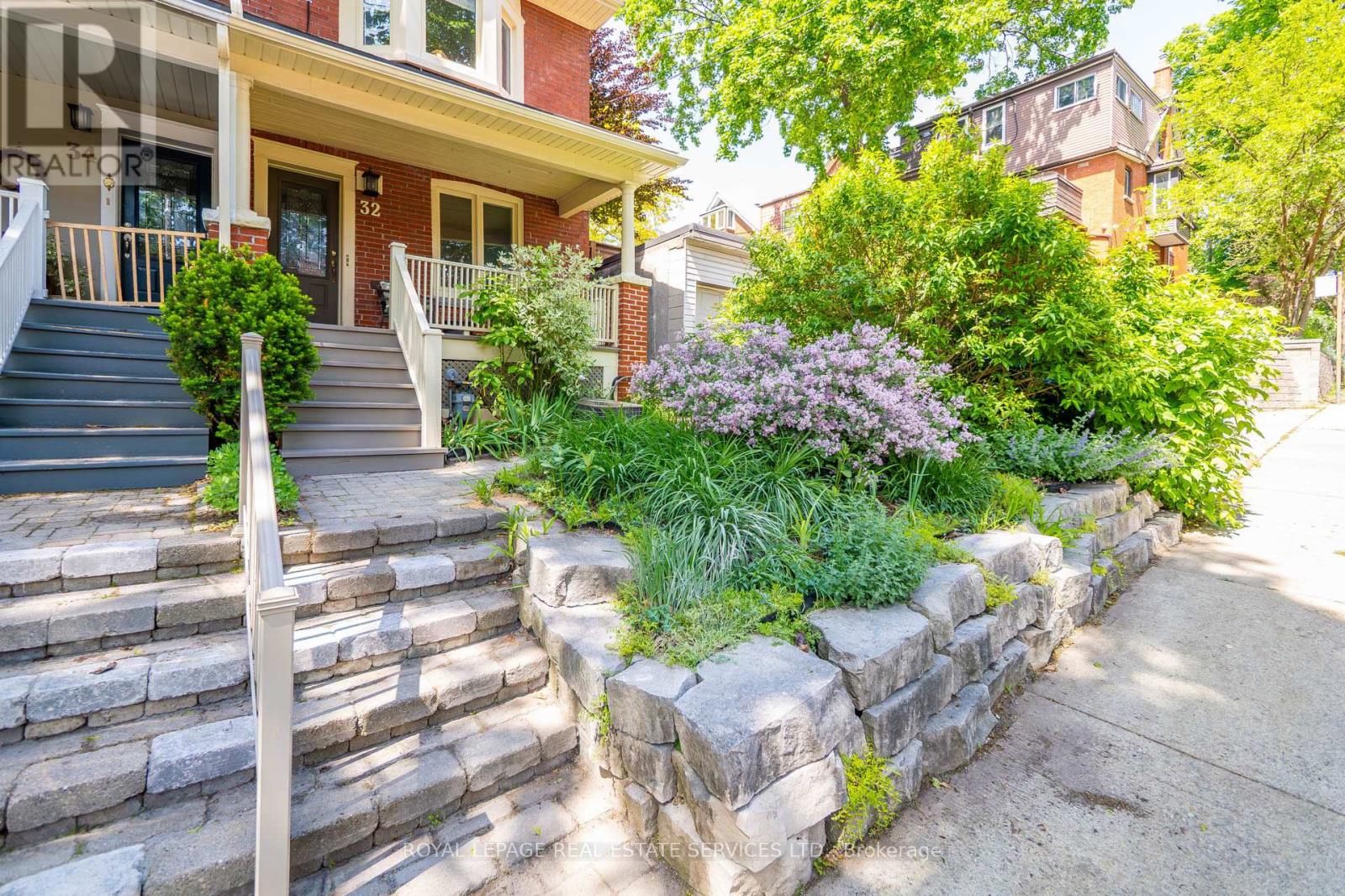 32 Hillsview Avenue, Toronto, Ontario  M6P 1J5 - Photo 4 - W13243046