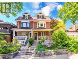 32 HILLSVIEW AVENUE, Toronto, Ontario