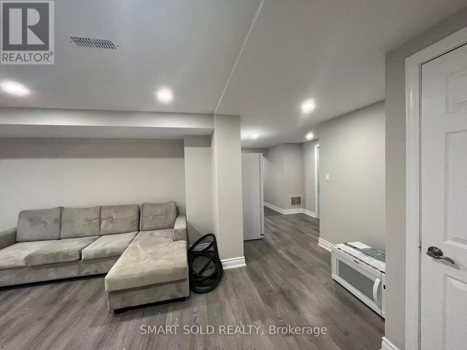 Walk Out Basement - 45 Abbeywood Trail, Toronto, Ontario  M3B 3B4 - Photo 3 - C13243160