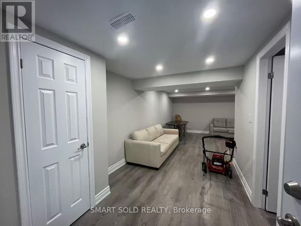 Walk Out Basement - 45 Abbeywood Trail, Toronto, Ontario  M3B 3B4 - Photo 4 - C13243160