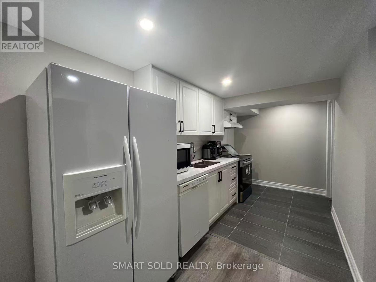 Walk Out Basement - 45 Abbeywood Trail, Toronto, Ontario  M3B 3B4 - Photo 5 - C13243160