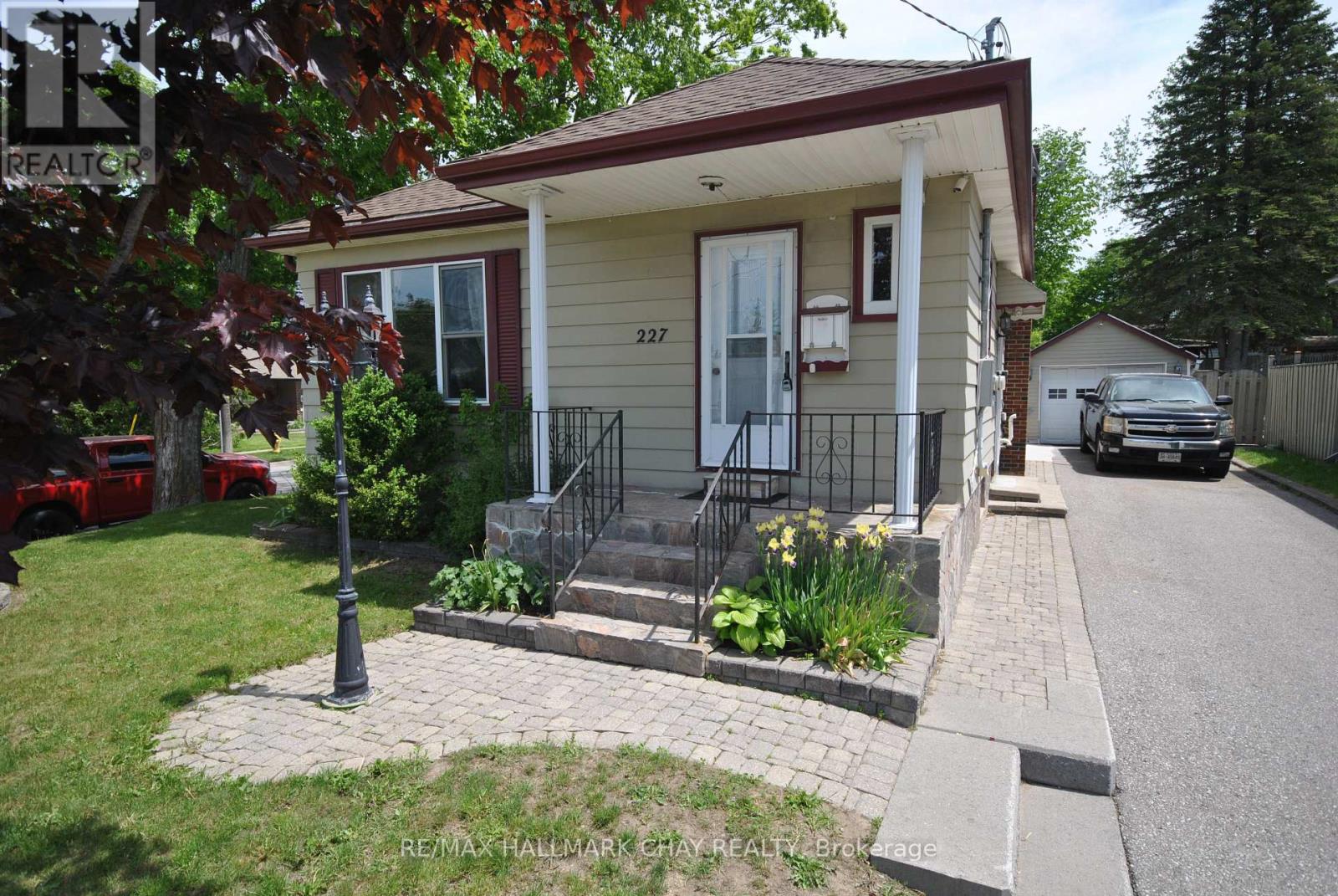 227 Duckworth Street, Barrie (Codrington), Ontario  L4M 3W8 - Photo 2 - S13242604