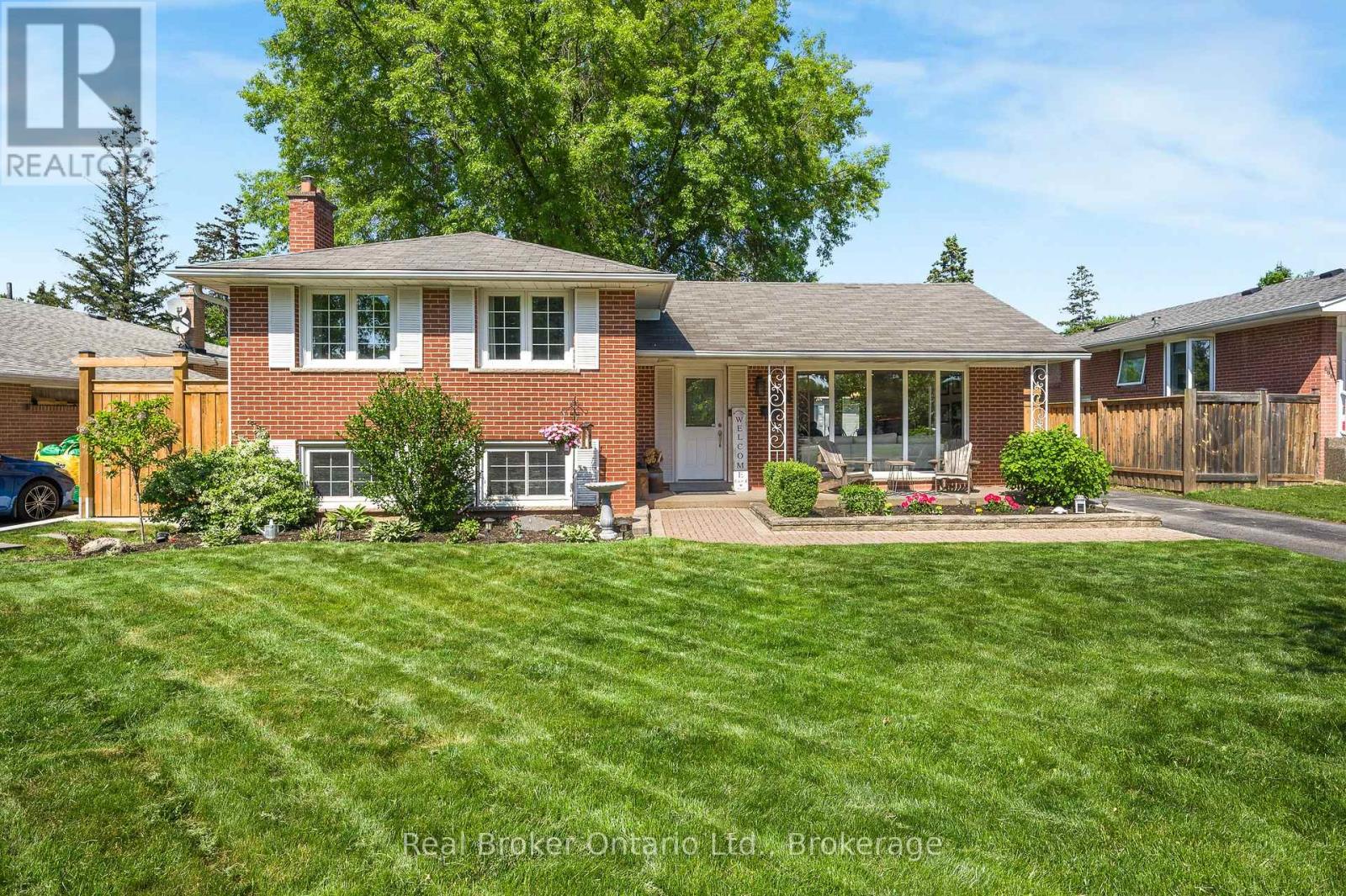 377 Duncombe Drive, Burlington, Ontario  L7L 4M2 - Photo 2 - W13243400