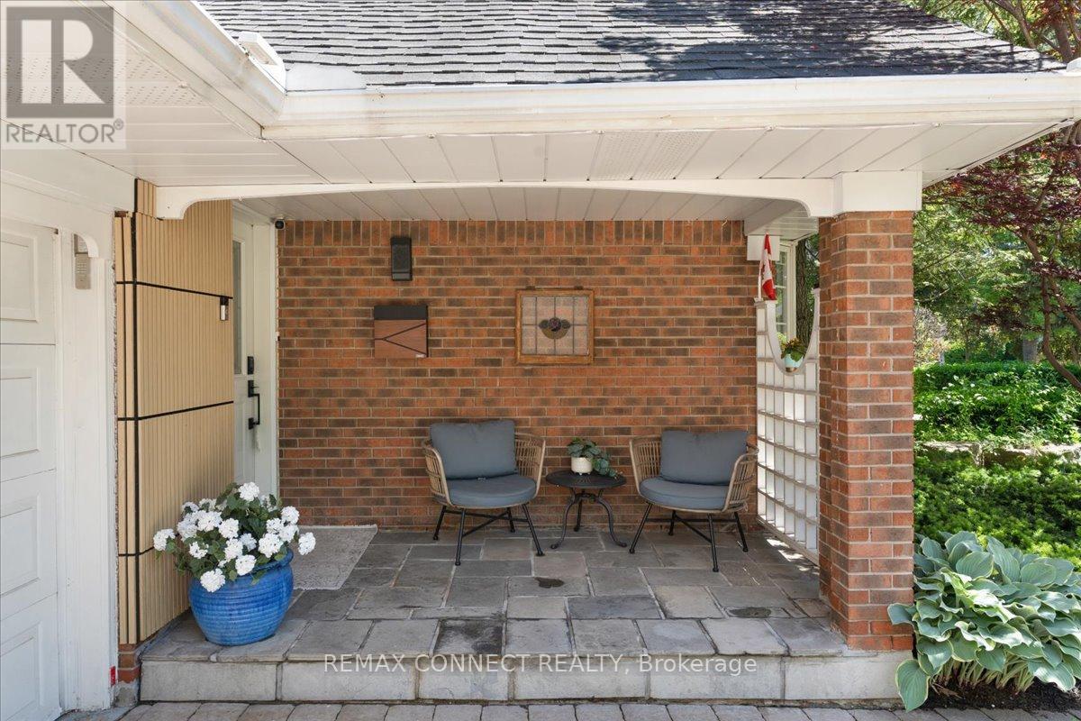 2491 Parmeer Drive, Mississauga, Ontario  L5C 2Y3 - Photo 3 - W13016154