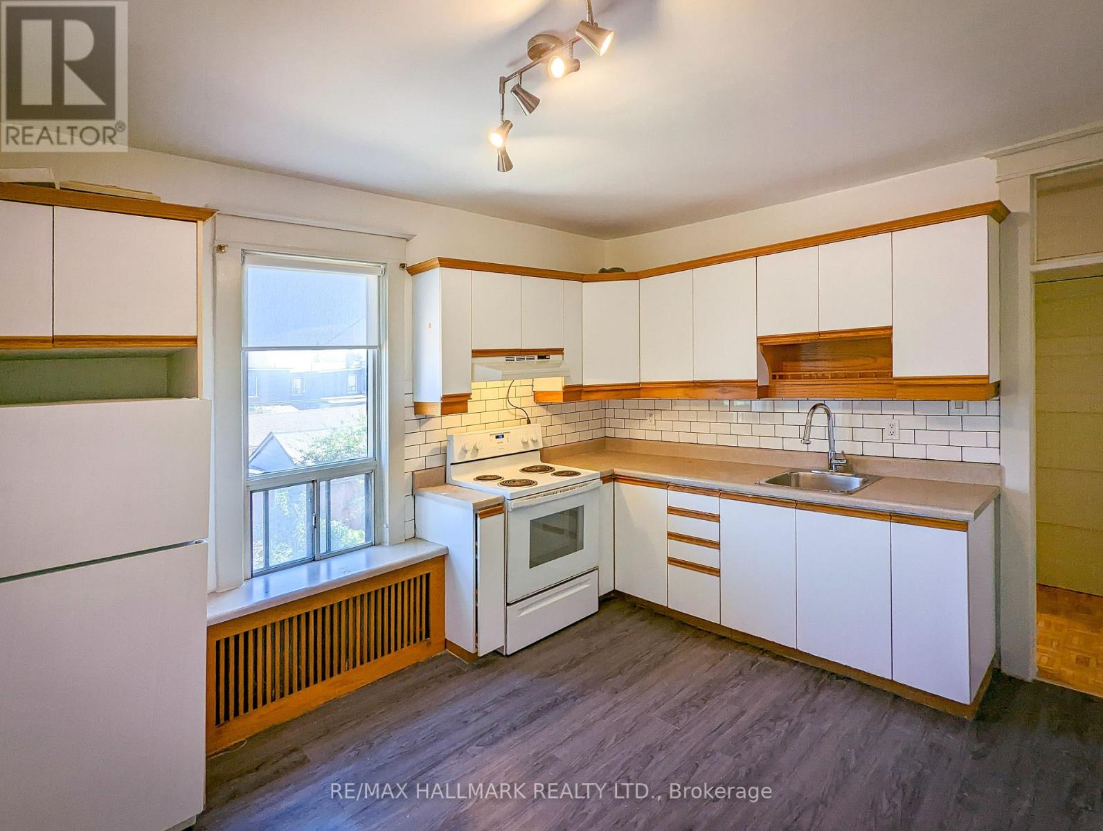 2nd Floor - 371 St Clarens Avenue, Toronto, Ontario  M6H 3W2 - Photo 5 - C13243354