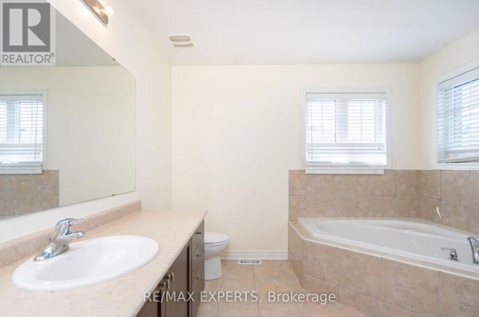 4 Trailside Drive, Bradford West Gwillimbury, Ontario  L3Z 0B5 - Photo 5 - N13243232
