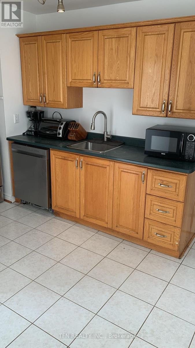 Upper - 26 Jones Court, Aurora, Ontario  L4G 2B8 - Photo 2 - N13243256