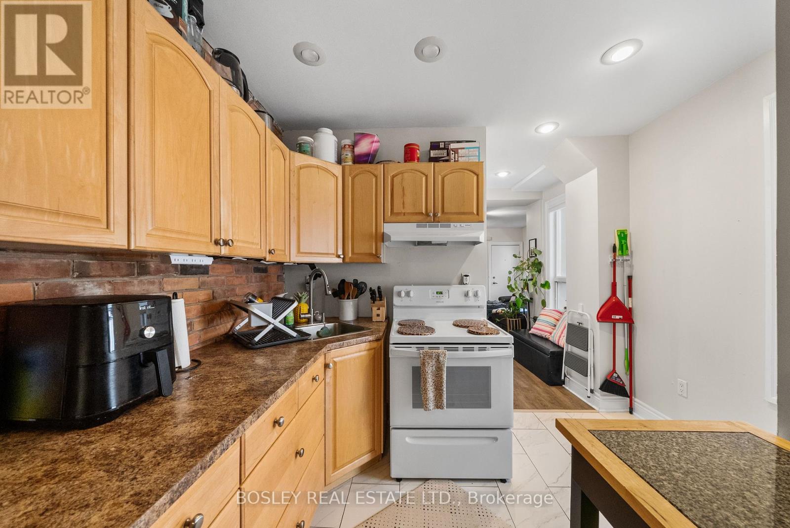 Main - 229 Woodbine Avenue, Toronto, Ontario  M4L 3P3 - Photo 5 - E13243218