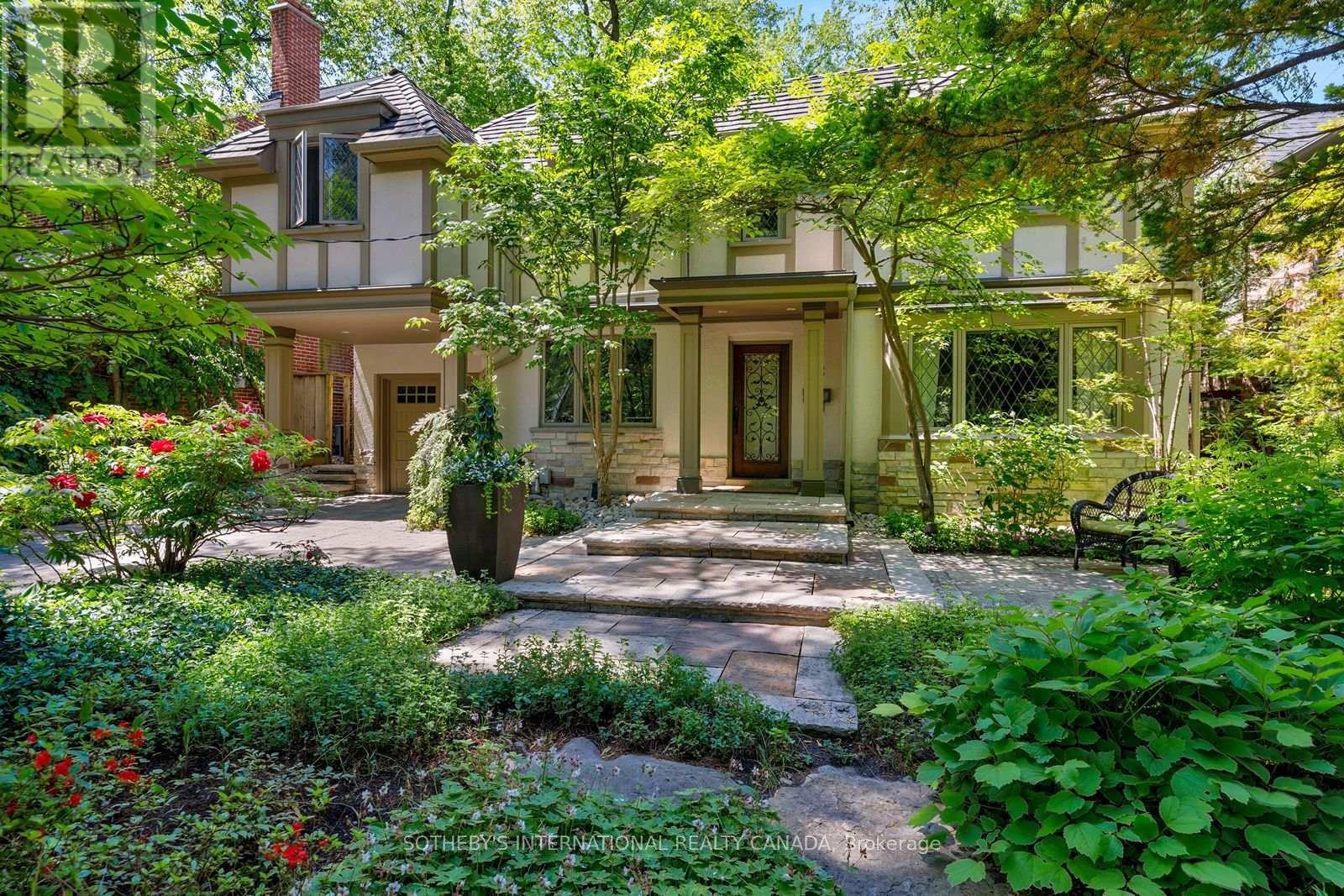 <div class="slider-price">$3,999,999</div><p>36 Donwoods Drive, Toronto, Ontario</p>