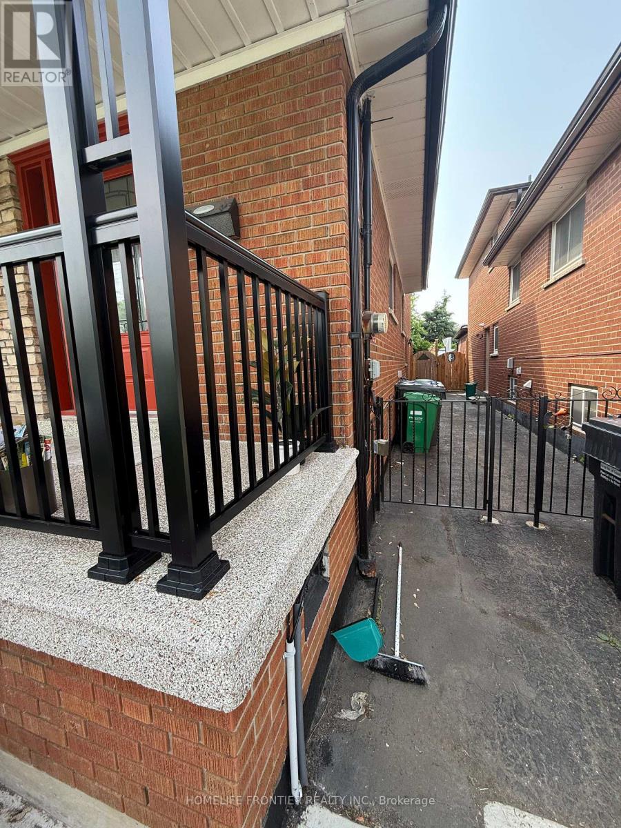Main Floor - 759 Bloor Street, Mississauga, Ontario  L3Y 2M7 - Photo 1 - W13236280